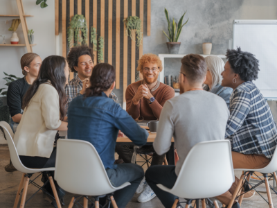 Wie Sie mit einem 4‑Fragen‑Interviewrahmen in 45 Minuten Bewerber:innen testen, ob sie wirklich ins Team passen